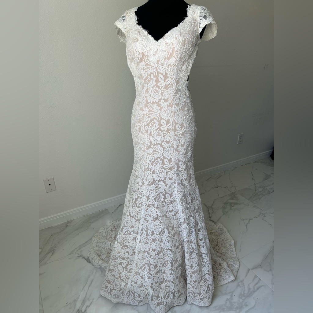 La Femme Lace Mermaid Wedding Dress In Ivory, Size 6